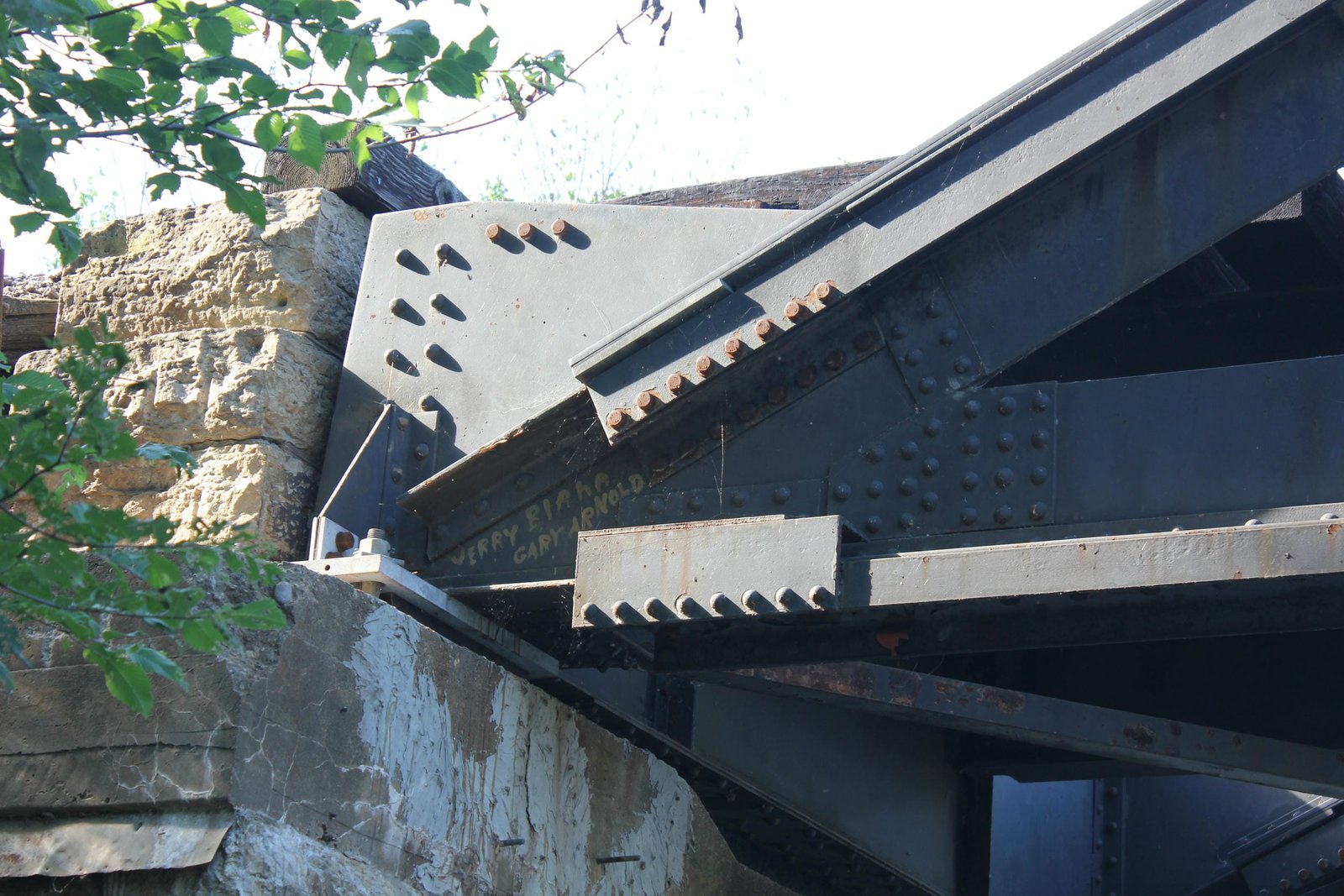 Lower angle connection